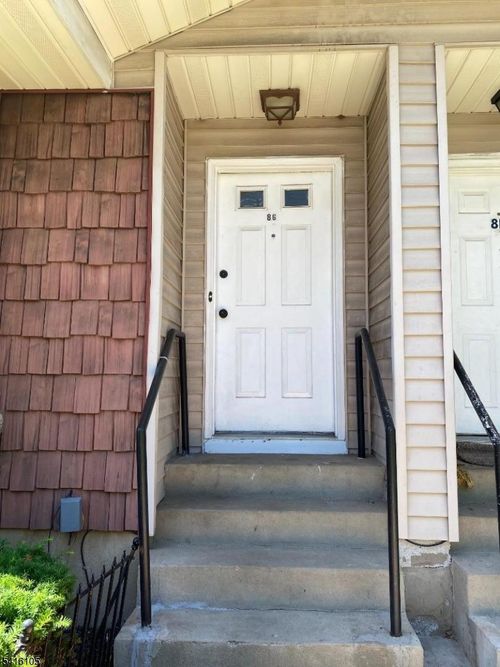 8 Neilson St, New Brunswick, NJ, 08901-1417 | Card Image