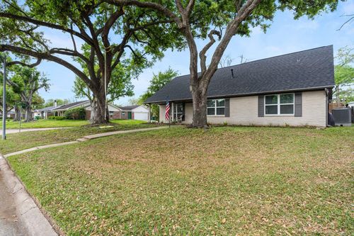 9214 Bintliff Dr, Houston, TX, 77074-7318 | Card Image