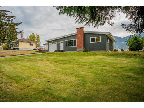 522 13th Ave, Genelle, BC, V0G | Card Image