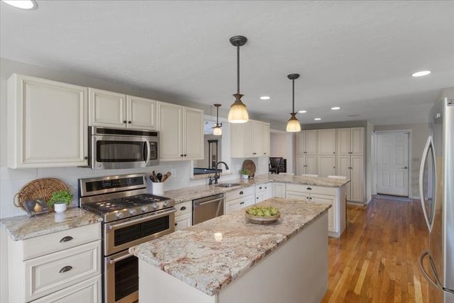 15 Helen Ln, House other with 4 bedrooms, 3 bathrooms and 4 parking in Walpole MA | Image 8