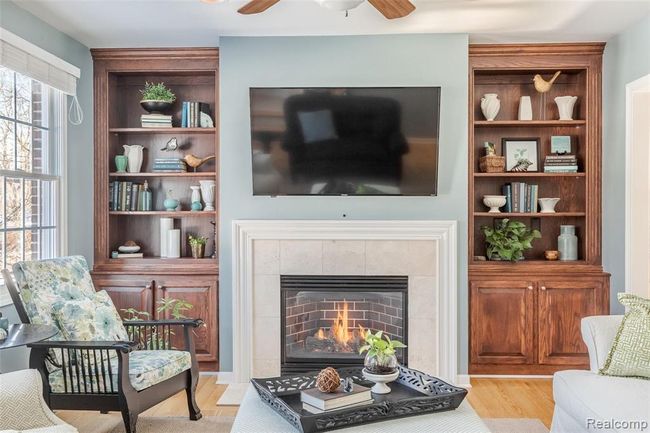 Beautiful Living Room Gas Fireplace & Wood Built-In Bookcases. | Image 13
