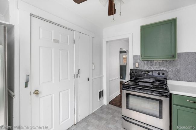 6110 Yorkshire Rd, Home with 0 bedrooms, 3 bathrooms and 2 parking in Detroit MI | Image 11