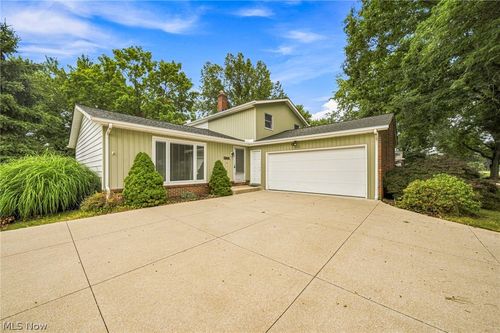 8631 Oxford Dr, Strongsville, OH, 44149-1526 | Card Image
