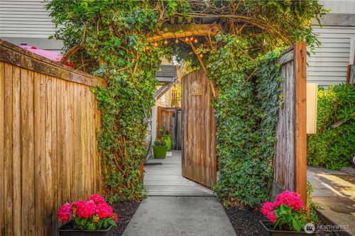 5615 Fauntleroy Way Sw, Seattle, WA, 98136 | Card Image