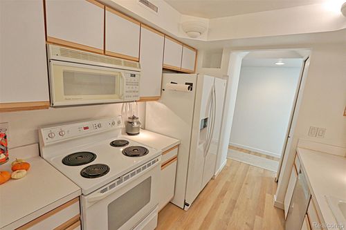 18230 University Park Dr, Livonia, MI, 48152-2626 | Card Image