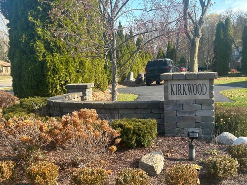 5659 Kingsmill Dr, Bloomfield Hills, MI, 48301-1041 | Card Image