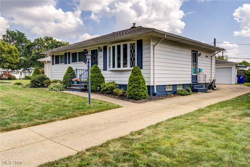 19207 Davinwood Dr, Cleveland, OH, 44135-1011 | Card Image