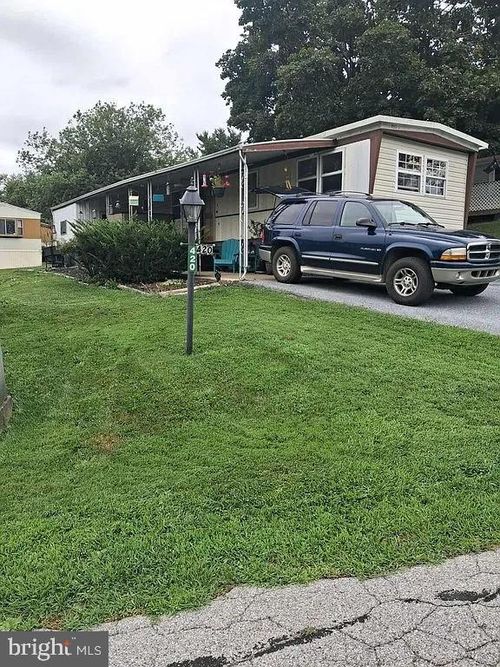 420 Holly Dr, MOUNT WOLF, PA, 17347-8704 | Card Image