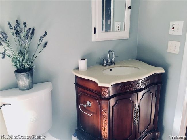 Full bathroom upstairs in bonus room | Image 31