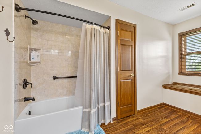 Upper level full bath with tub/shower combo | Image 36
