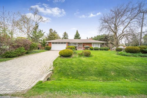 2 Aylesbury Rd, Etobicoke, ON, M9A2M4 | Card Image