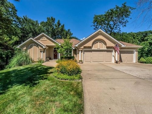 9302 Nw 77th St, Weatherby Lake, MO, 64152-1727 | Card Image