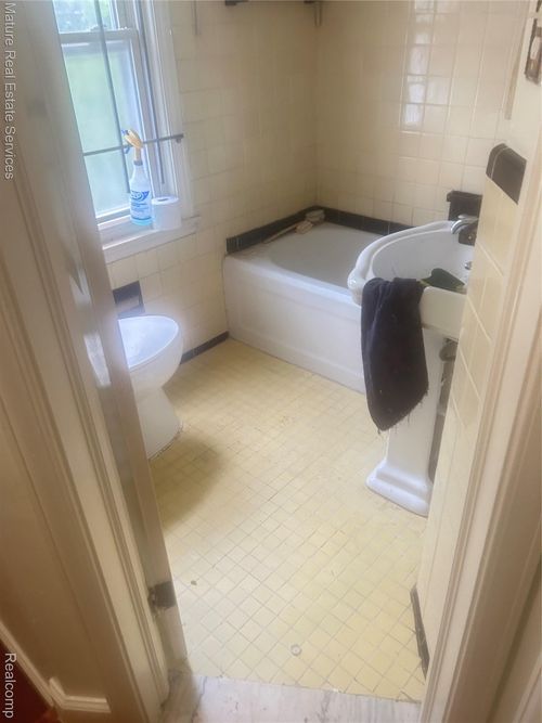 16172 Cruse St, Detroit, MI, 48235-4001 | Card Image