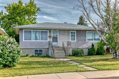 927 Renfrew Dr Ne, House detached with 5 bedrooms, 3 bathrooms and 4 parking in Calgary AB | Image 1