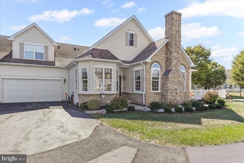 1072 Bordeaux Ln, PENNSBURG, PA, 18073-1227 | Card Image