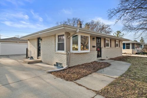 W148N8435 Albert Pl, Menomonee Falls, WI, 53051-3211 | Card Image