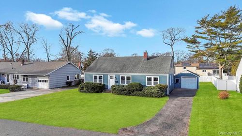 110 Monroe Ave, Patchogue, NY, 11772-2530 | Card Image