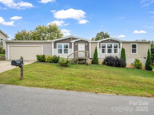 4 N Frederick Ln, Hendersonville, NC, 28792-9151 | Card Image