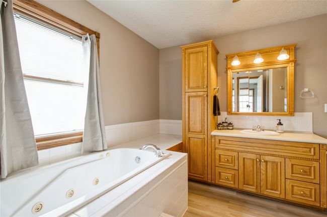 822 40 Th Ave, Home with 4 bedrooms, 4 bathrooms and null parking in Pleasantville IA | Image 29