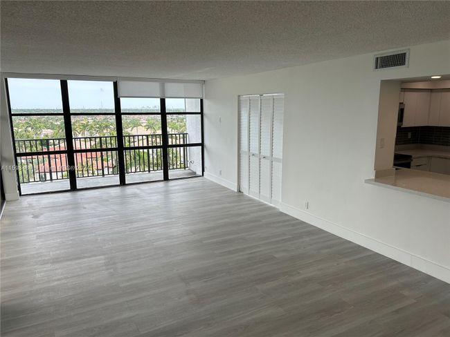 909 - 1000 Parkview Dr, Condo with 3 bedrooms, 2 bathrooms and null parking in Hallandale Beach FL | Image 4