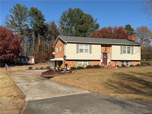 130 Winchester Dr, King, NC, 27021-9215 | Card Image