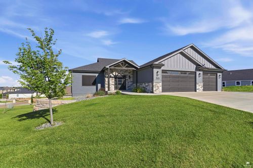 3911 Travers Cir, Manhattan, KS, 66503-3059 | Card Image