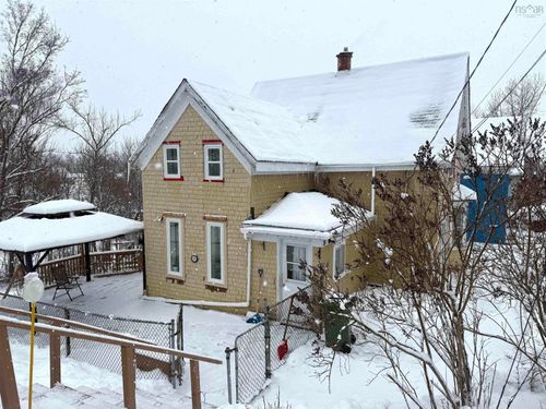 18 Oak St, Trenton, NS, B0K1X0 | Card Image