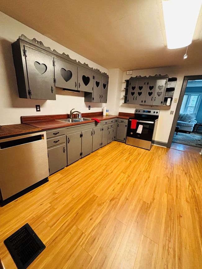333 Circle Dr, Home with 3 bedrooms, 2 bathrooms and null parking in Bluefield VA | Image 8