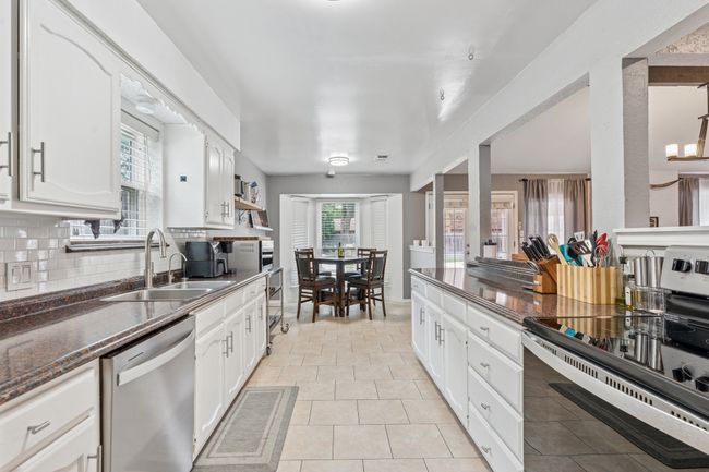 Nice and recent appliances, reverse osmosis at the kitchen sink, nice tile flooring, and bay window in the breakfast room! | Image 12
