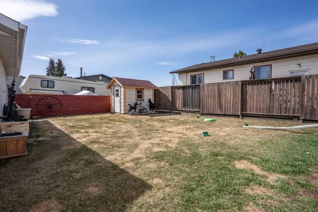 7107 43 Avenue, Home with 4 bedrooms, 2 bathrooms and 2 parking in Camrose AB | Image 23