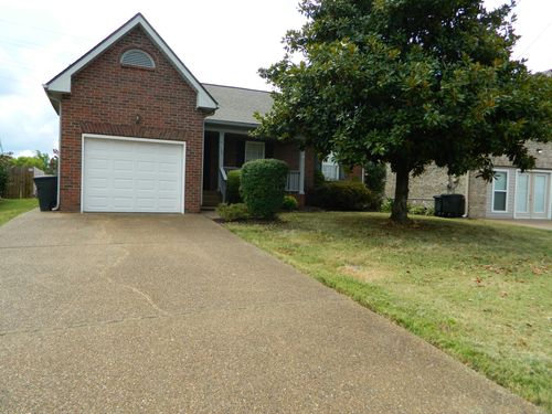 130 Oak Leaf Dr, Hendersonville, TN, 37075-2561 | Card Image
