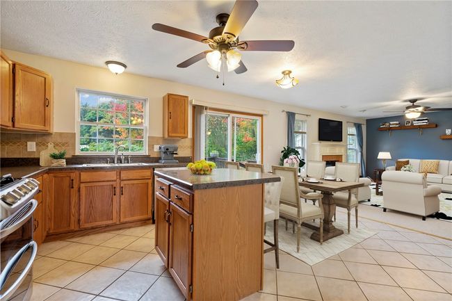 927 Castlegate Cir, House other with 3 bedrooms, 3 bathrooms and 2 parking in Greensburg PA | Image 6
