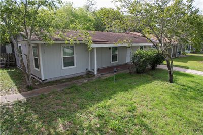 103 N Lightburne Street, House other with 3 bedrooms, 1 bathrooms and 2 parking in Beeville TX | Image 1