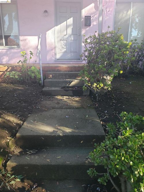 1402 Berkeley Way, Berkeley, CA, 94702-1784 | Card Image