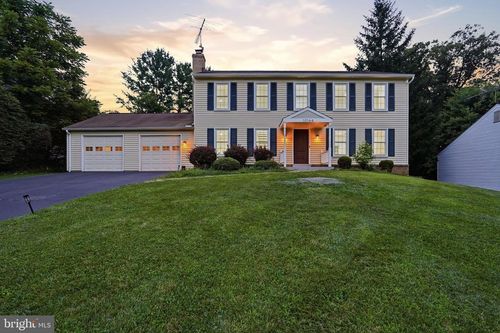 10166 Yorktown Way, GREAT FALLS, VA, 22066-4207 | Card Image