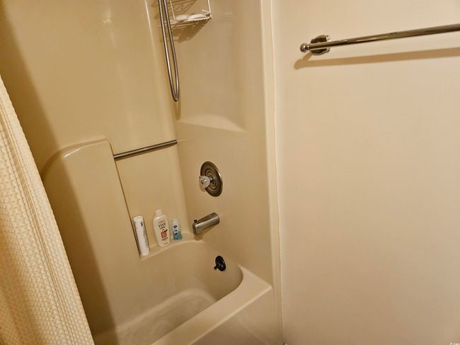 Bathroom with shower / bathtub combination with curtain | Image 24