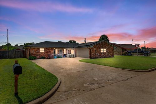 1317 Jefferson St, Weatherford, OK, 73096-2716 | Card Image