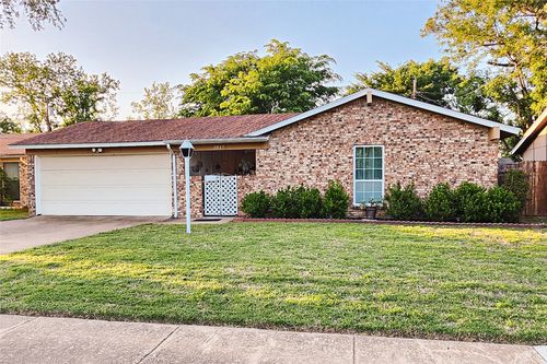 2017 Meadow Gln, Irving, TX, 75060-7330 | Card Image