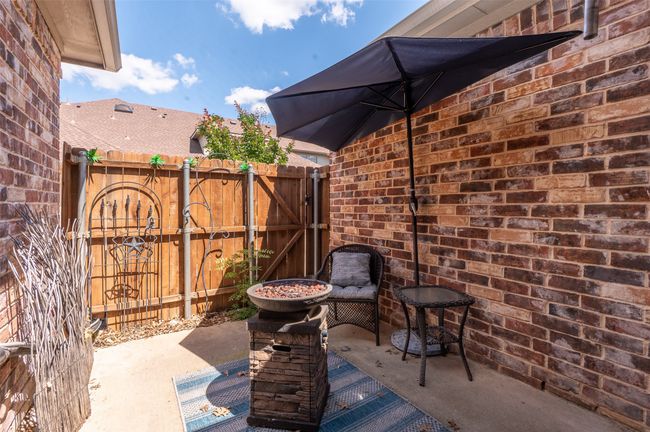 Private back patio. | Image 8