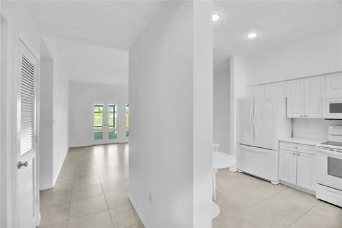 apt-105-5040 Harmony Cir, Vero Beach, FL, 32967-7211 | Card Image