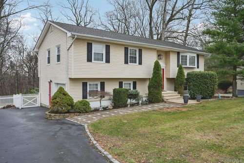 123 Gatto Ln, Pearl River, NY, 10965-1004 | Card Image