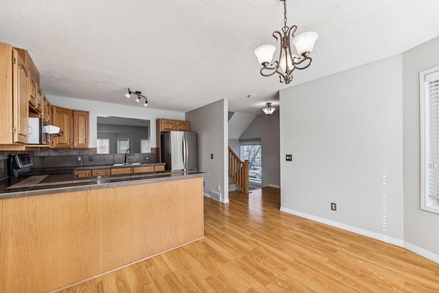 76 Kingsland Villas Sw, Home with 3 bedrooms, 2 bathrooms and 2 parking in Calgary AB | Image 8