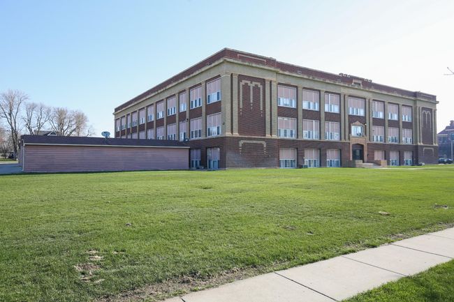 Building offers parking lot space for residents to use | Image 6