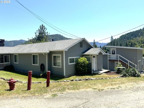 611 Fairchild St, Canyonville, OR, 97417-8741 | Card Image