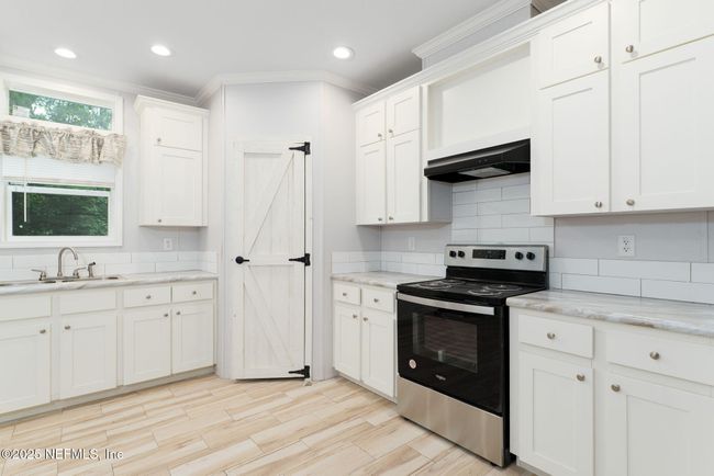 407 Sycamore Dr, House other with 3 bedrooms, 2 bathrooms and null parking in Macclenny FL | Image 4