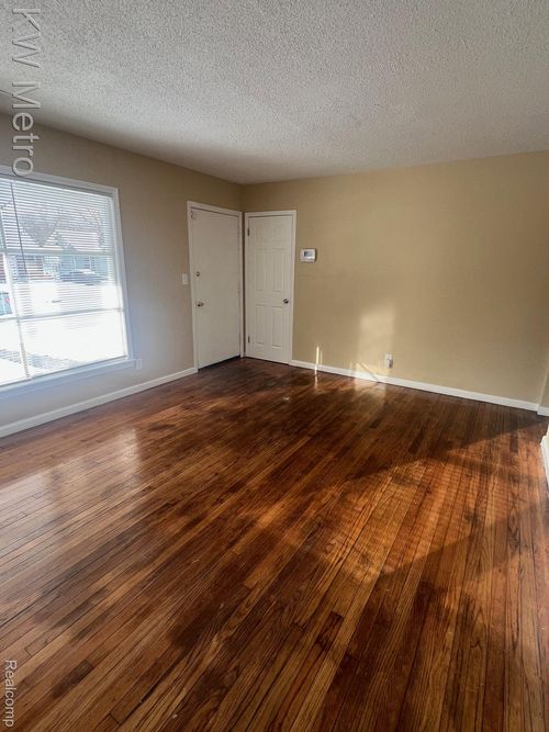 15476 Strathmoor St, Detroit, MI, 48227-5900 | Card Image