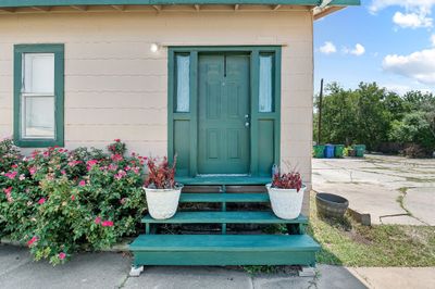 402 E 4th Street, House other with 2 bedrooms, 1 bathrooms and 5 parking in Taylor TX | Image 2