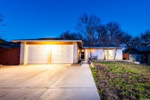 201 Crosswood Dr, Universal City, TX, 78148-3604 | Card Image