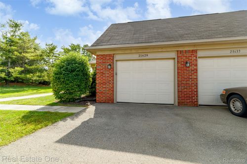 21629 Majestic Dr, Trenton, MI, 48183-7622 | Card Image