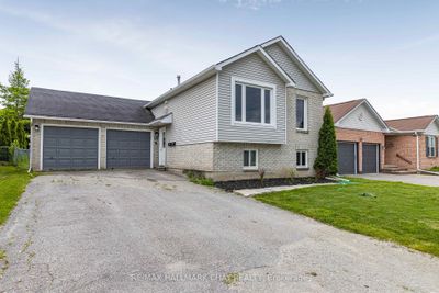 16 Herrell Ave, Home with 3 bedrooms, 2 bathrooms and 6 parking in Barrie ON | Image 1